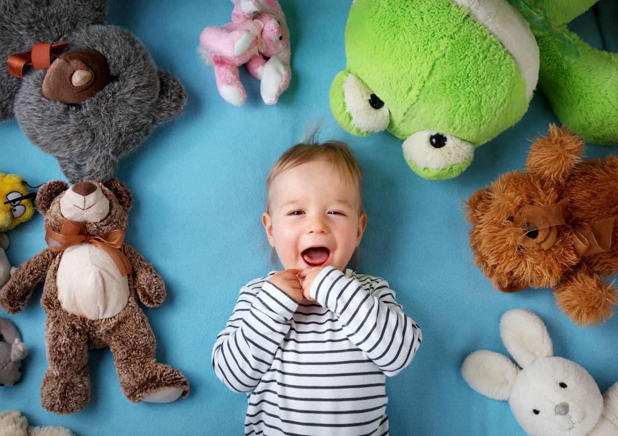 Jeux pour enfants avec peluches et doudous