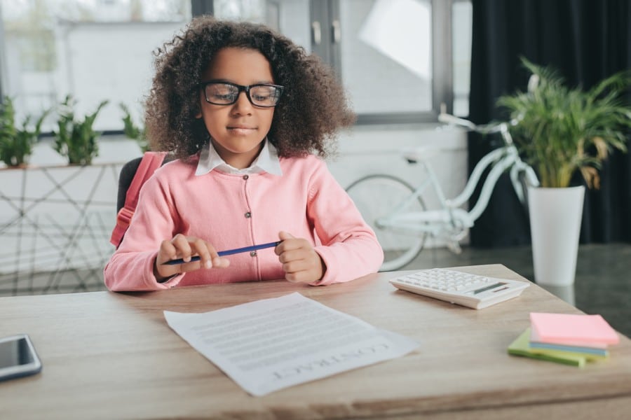 Petite fille à son bureau