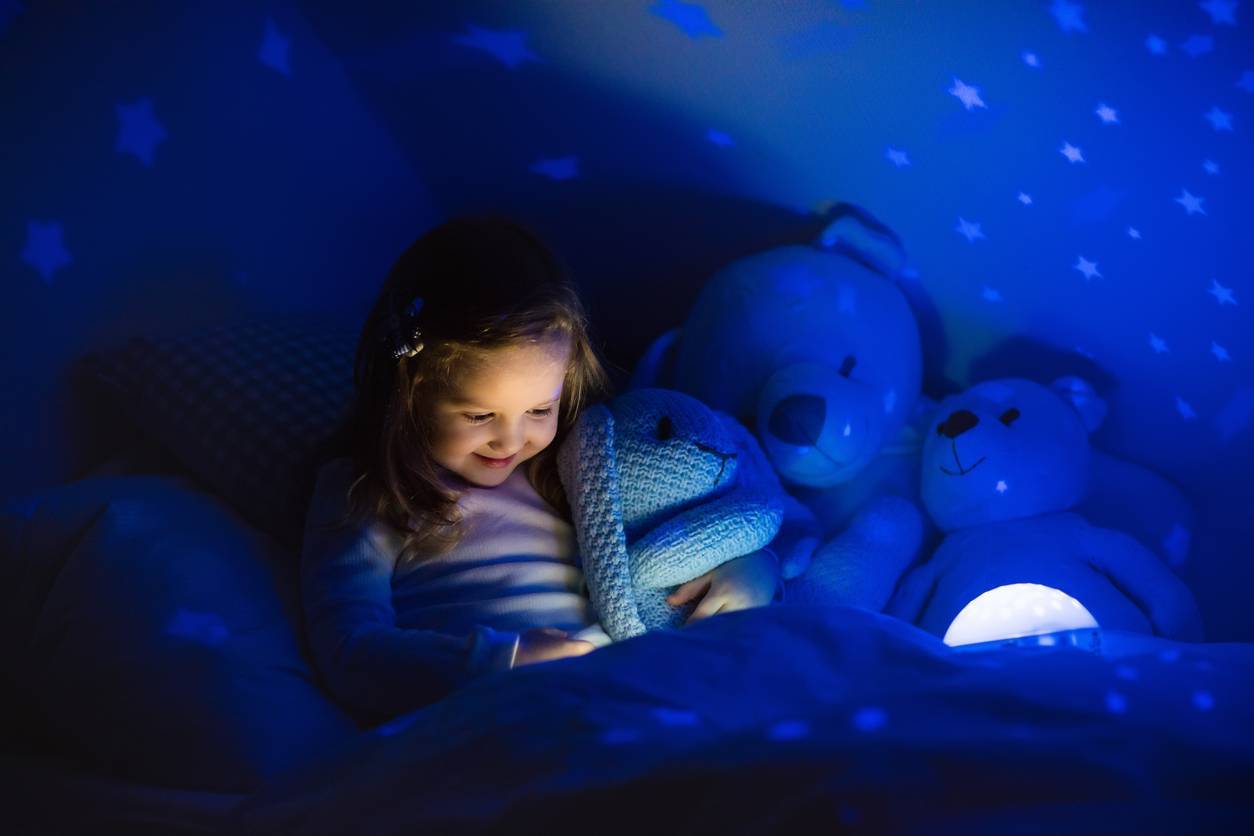 Lumière, veilleuse ou noir complet : comment favoriser un bon sommeil chez  l'enfant ?