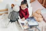 Notre avis sur le matelas Tediber pour la literie de votre enfant 28 petite fille sur son lit