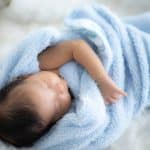 Comment habiller bébé la nuit ? 31 bébé dans une couverture