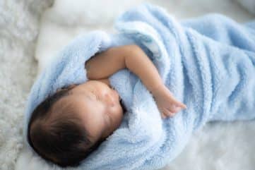 Comment habiller bébé la nuit ? 19 bébé dans une couverture