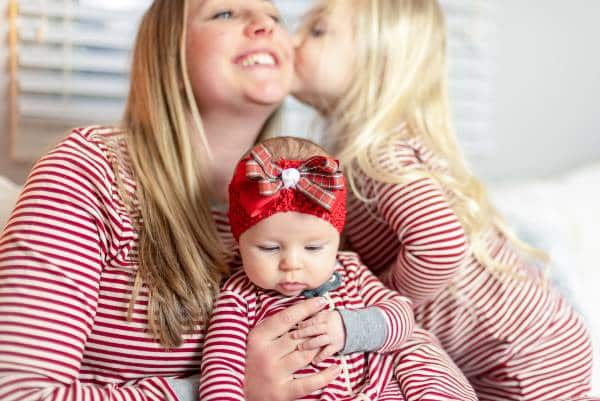 maman et ses deux filles en pyjamas assortis 