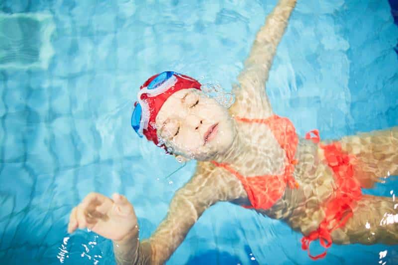 noyade dun petite fille dans une piscine