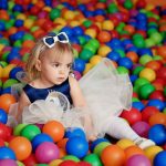 Les avantages d'une piscine à balles pour un bébé 30 petite fille dans une piscine à balles