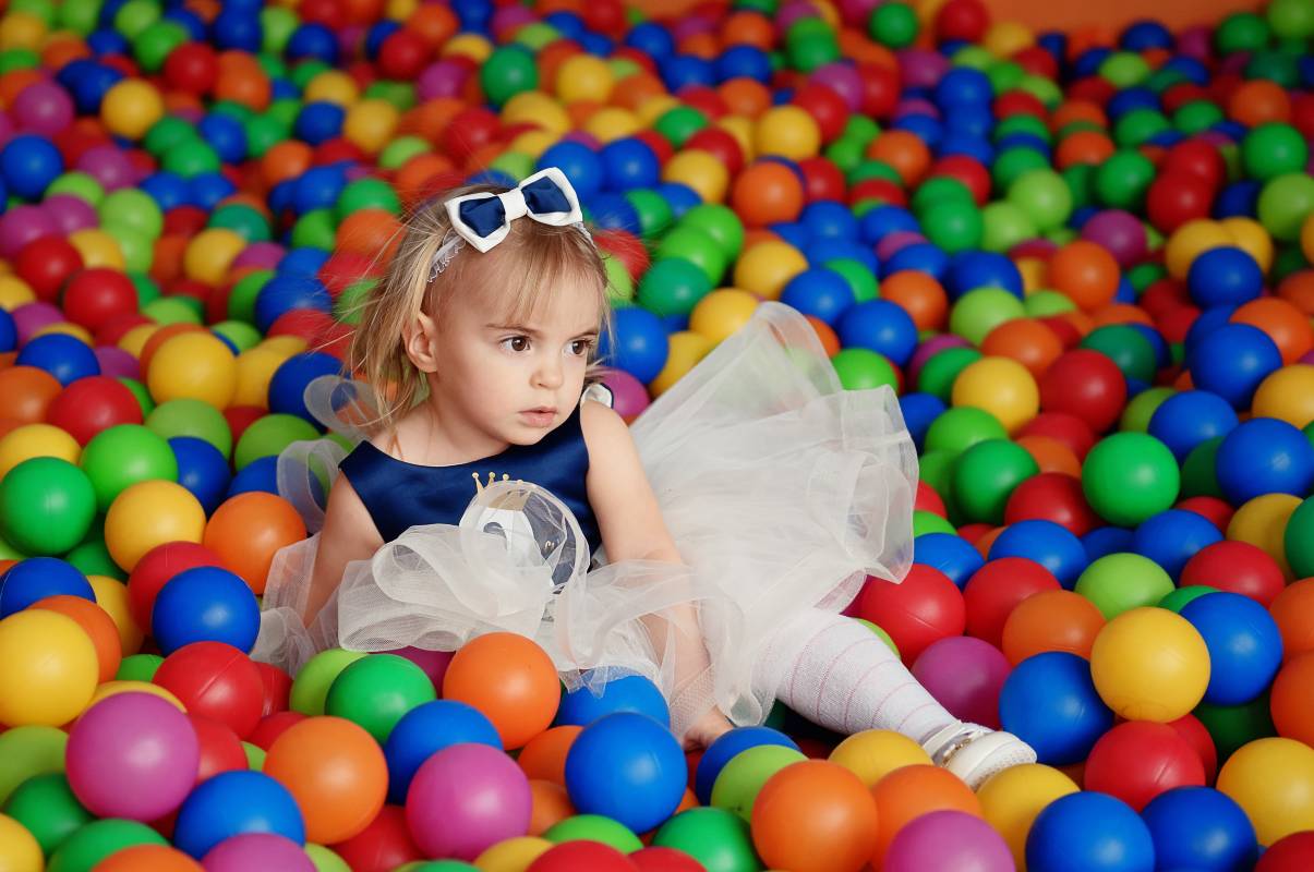 petite fille dans une piscine à balles