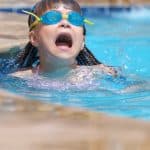 Comment protéger nos enfants de la noyade pour l’été 2023 ? 29 petite fille qui se noie dans une piscine