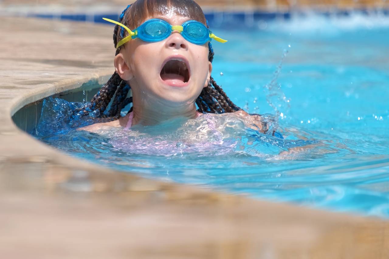 petite fille qui se noie dans une piscine
