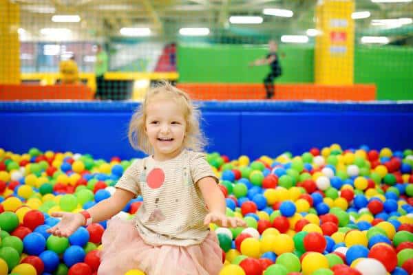 enfant qui joue dans une piscine à balles