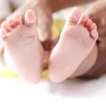 Comment faire une empreinte de bébé avec de la peinture ? 28 svg%3E