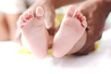 Comment faire une empreinte de bébé avec de la peinture ? 28 svg%3E