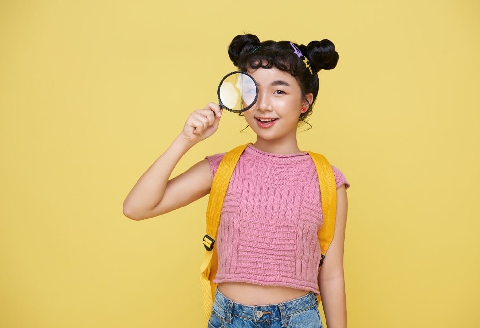 enfant qui joue au détective