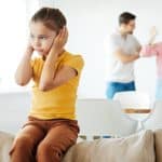 Allocation de soutien familial aux parents séparés : montant et conditions 27 enfant évitant les cris de ses parents séparés