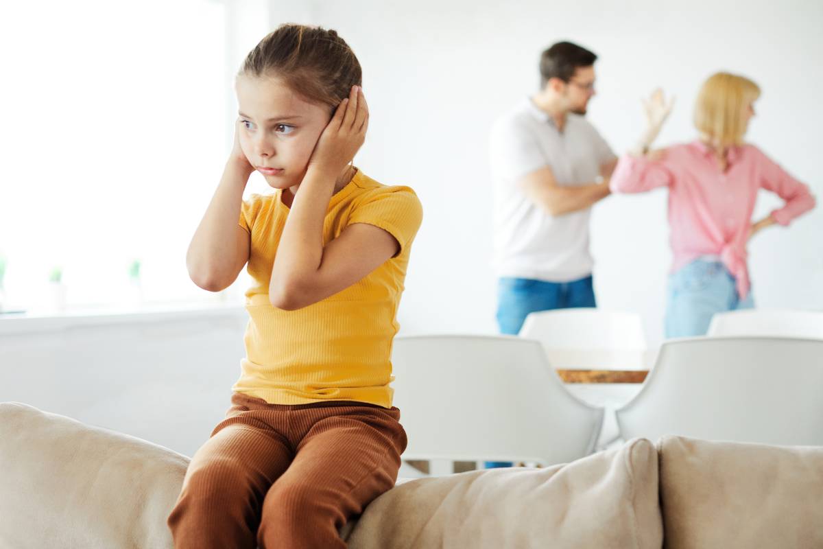 enfant évitant les cris de ses parents séparés