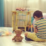 Allocation de soutien familial (ASF) pour un enfant orphelin de père ou de mère 26 enfant triste qui pleure