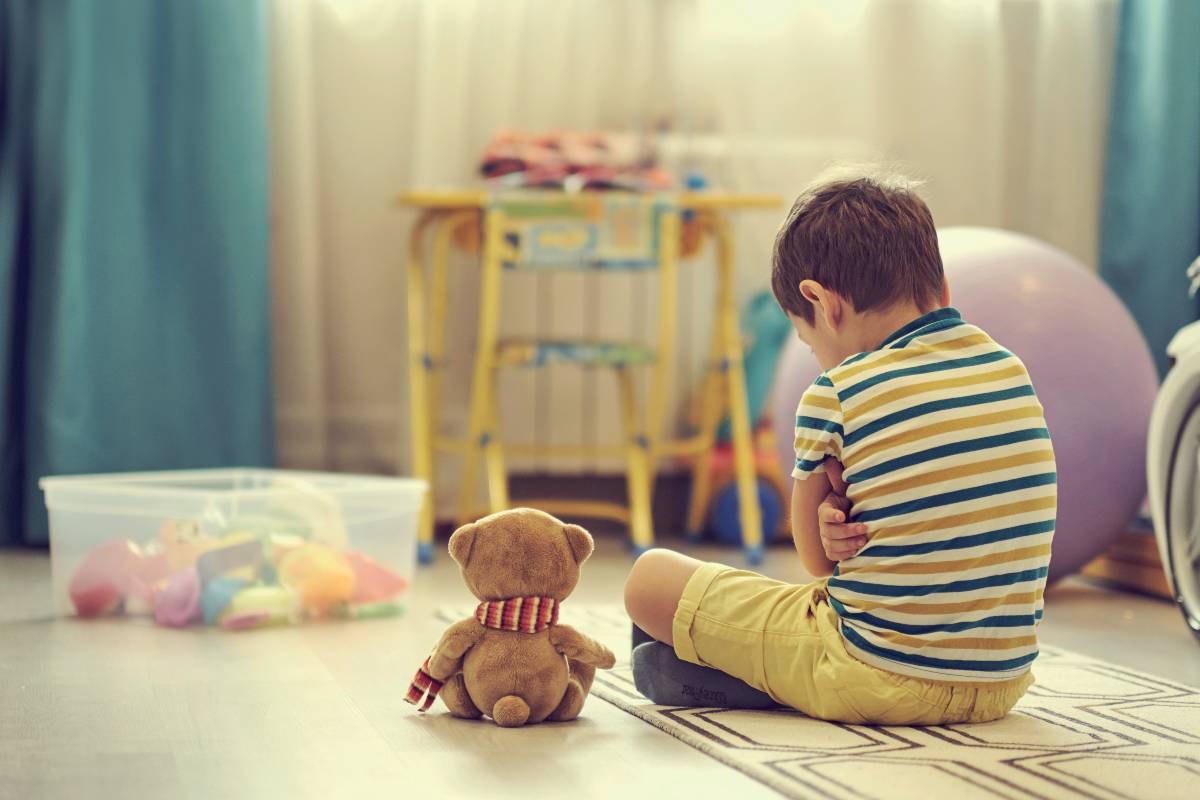 enfant triste qui pleure