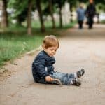 Allocation de soutien familial pour un enfant non reconnu : montant et conditions 26 petit garçon seul dans un parc