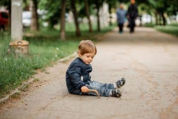 Allocation de soutien familial pour un enfant non reconnu : montant et conditions 33 petit garçon seul dans un parc