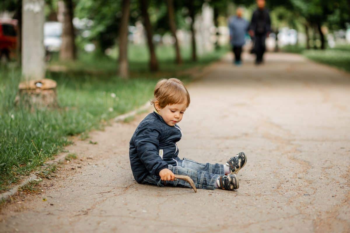 petit garçon seul dans un parc