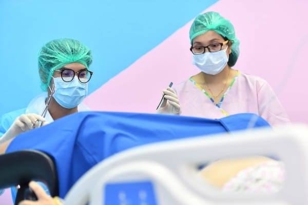 Une femme accouchant en césarienne 