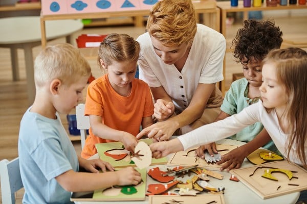 des enfants apprenant avec des activités Montessori 