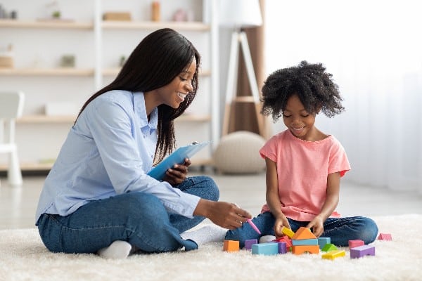 Une maman jouant avec sa fille 