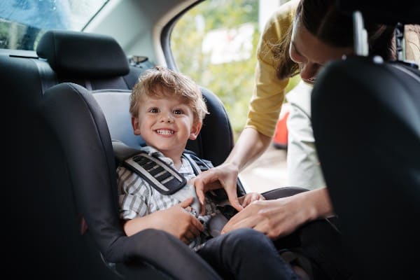 Un enfant dans une siège auto