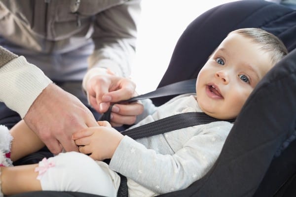 Un bébé dans un cosy 