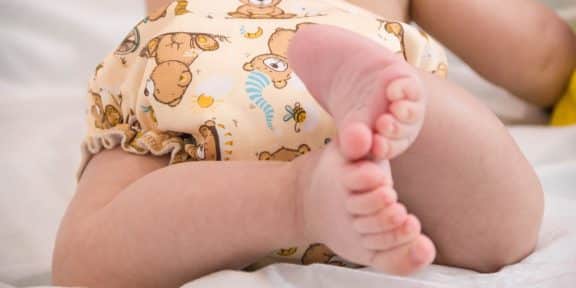 Optez pour les couches écologiques : découvrez les avantages de ce mode de change 23 un enfant portant un couche écologique