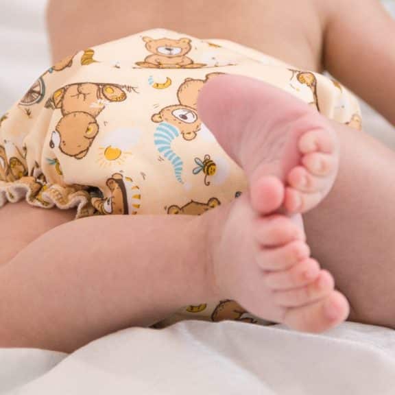 Optez pour les couches écologiques : découvrez les avantages de ce mode de change 22 un enfant portant un couche écologique