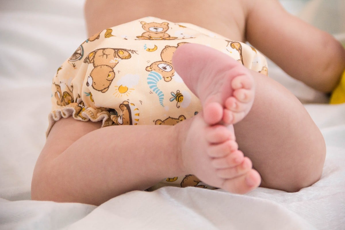 un enfant portant un couche écologique