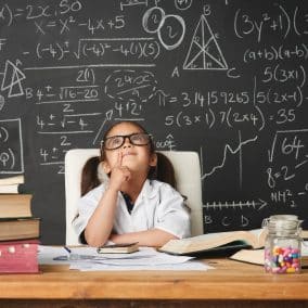 Les secrets des enfants zèbres : une intelligence hors du commun 25 une enfant assise devant un tableau