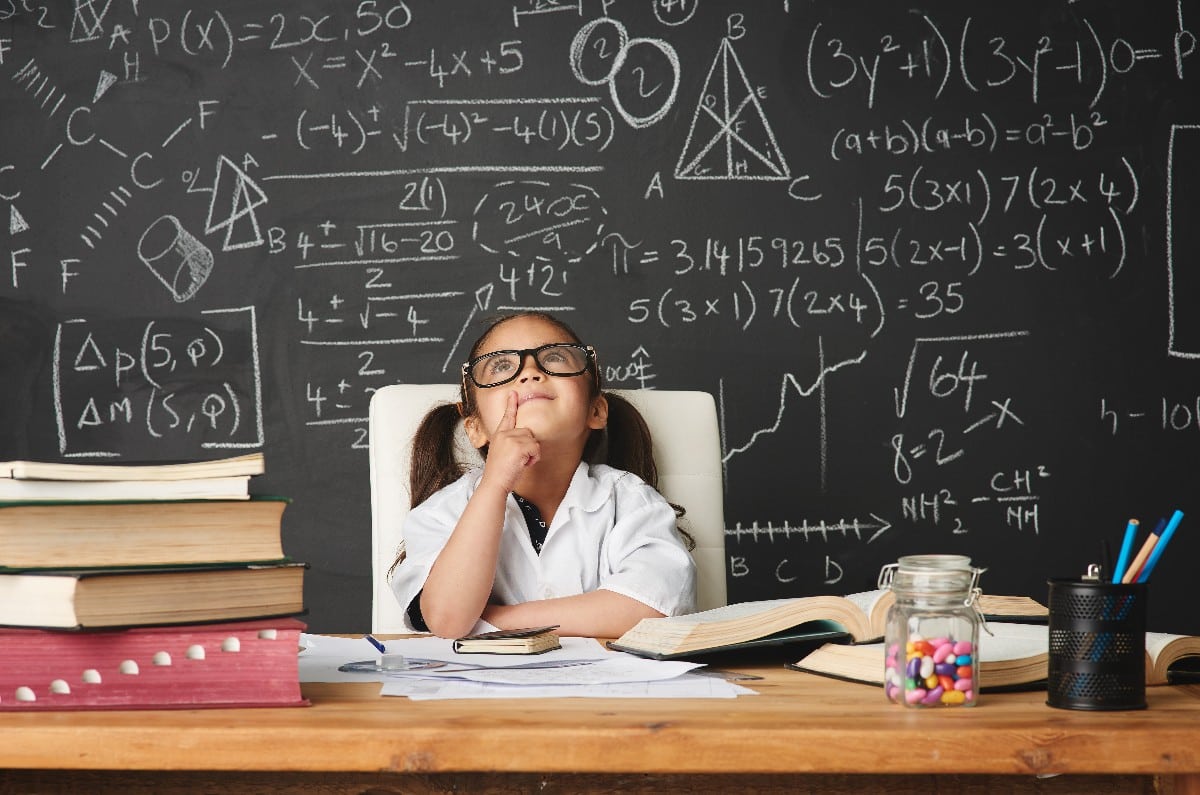 une enfant assise devant un tableau