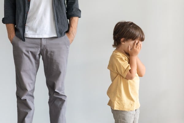Un enfant qui se fait gronder 