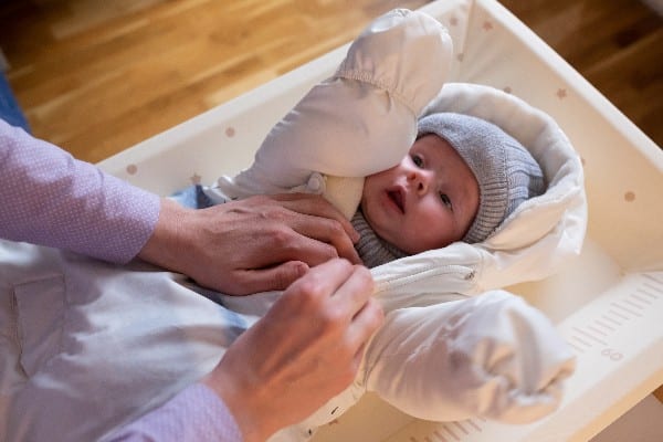 Un bébé tenu au chaud 