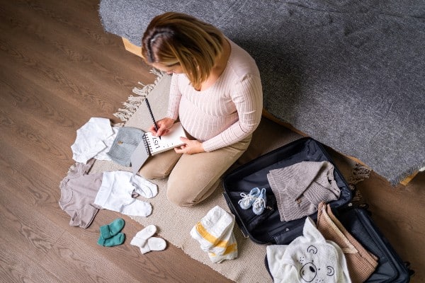 Une femme établissant une liste de naissance 