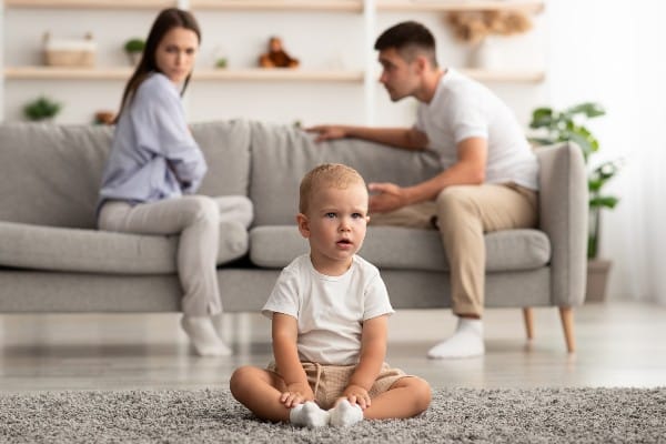 Des parents séparés avec un bébé