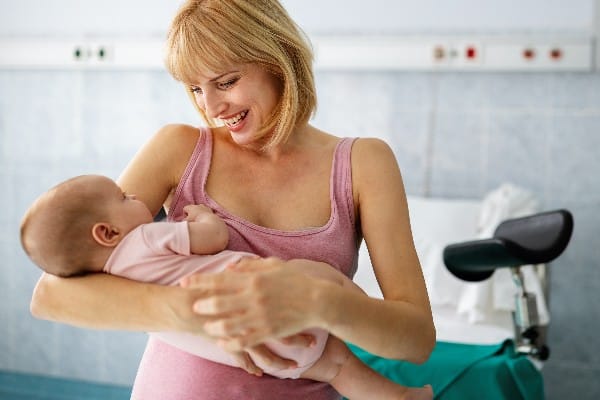 Une mère tenant son bébé dans ses bras 
