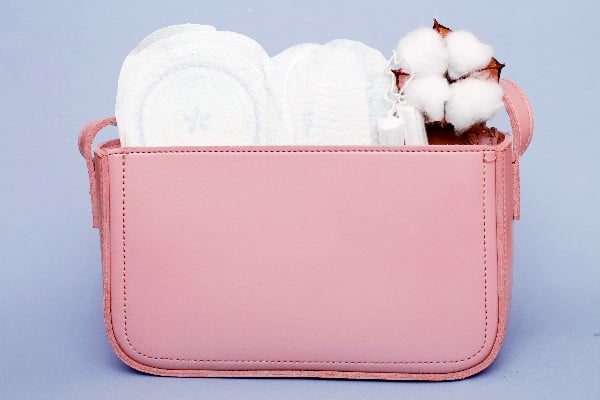 Un sac rempli des culottes menstruelles et tampons 