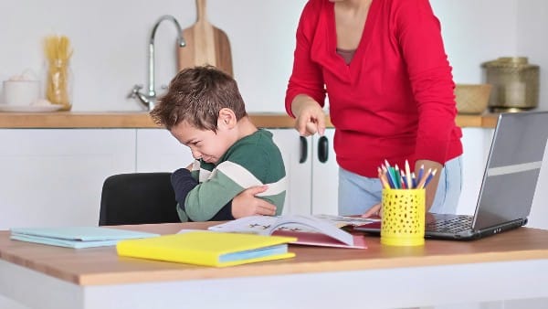 un enfant qui n'écoute pas 