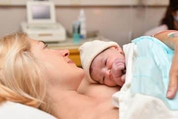 Accouchement sans péridurale : quels avantages ? 23 une mère venant d'accoucher
