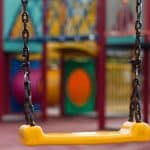 Fabriquer un portique de balançoire : le guide pratique ! 28 Balançoire colorée