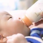 Nombre de biberons à 3 mois : pour bien nourrir son bébé ! 29 Bébé asiatique buvant du lait au biberon