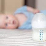 Comment donner le biberon : l’indispensable à savoir 28 Biberon avec nutrition pour bébé
