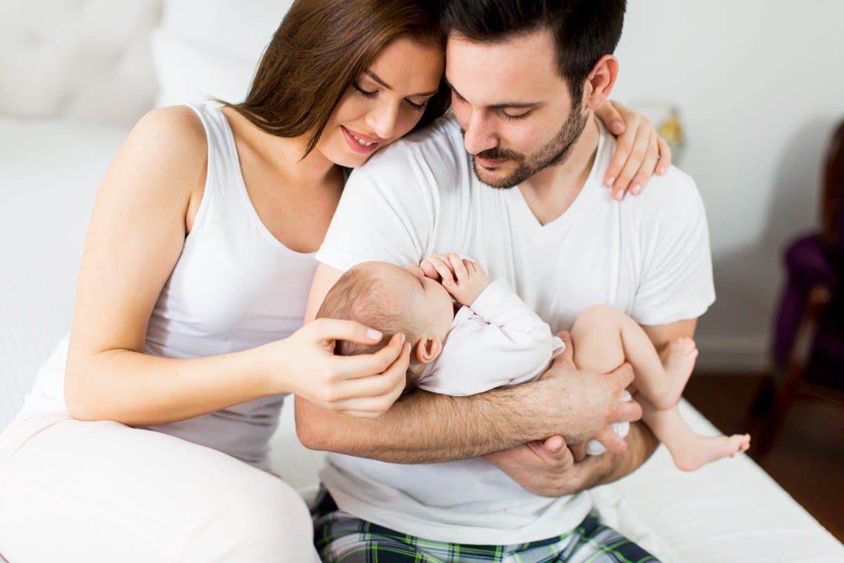 Famille heureuse avec nouveau-né