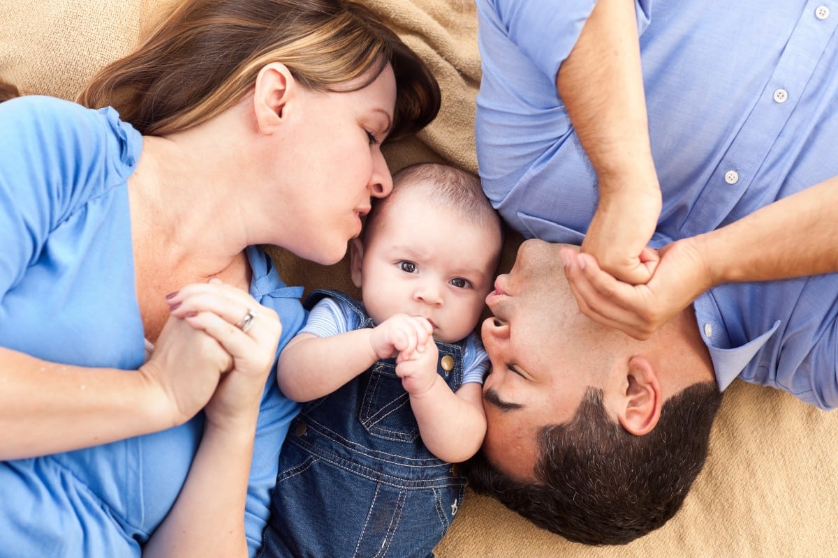Famille métisse avec bébé