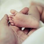 Comment déterminer la durée du congé maternité et comment le calculer en France ? 27 Pied de bébé nouveau-né