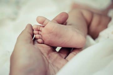 Comment déterminer la durée du congé maternité et comment le calculer en France ? 19 Pied de bébé nouveau-né