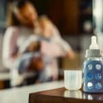 Comment stériliser les biberons : un guide étape par étape 29 Un biberon sur la table
