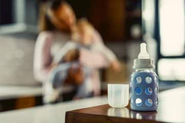 Comment stériliser les biberons : un guide étape par étape 20 Un biberon sur la table